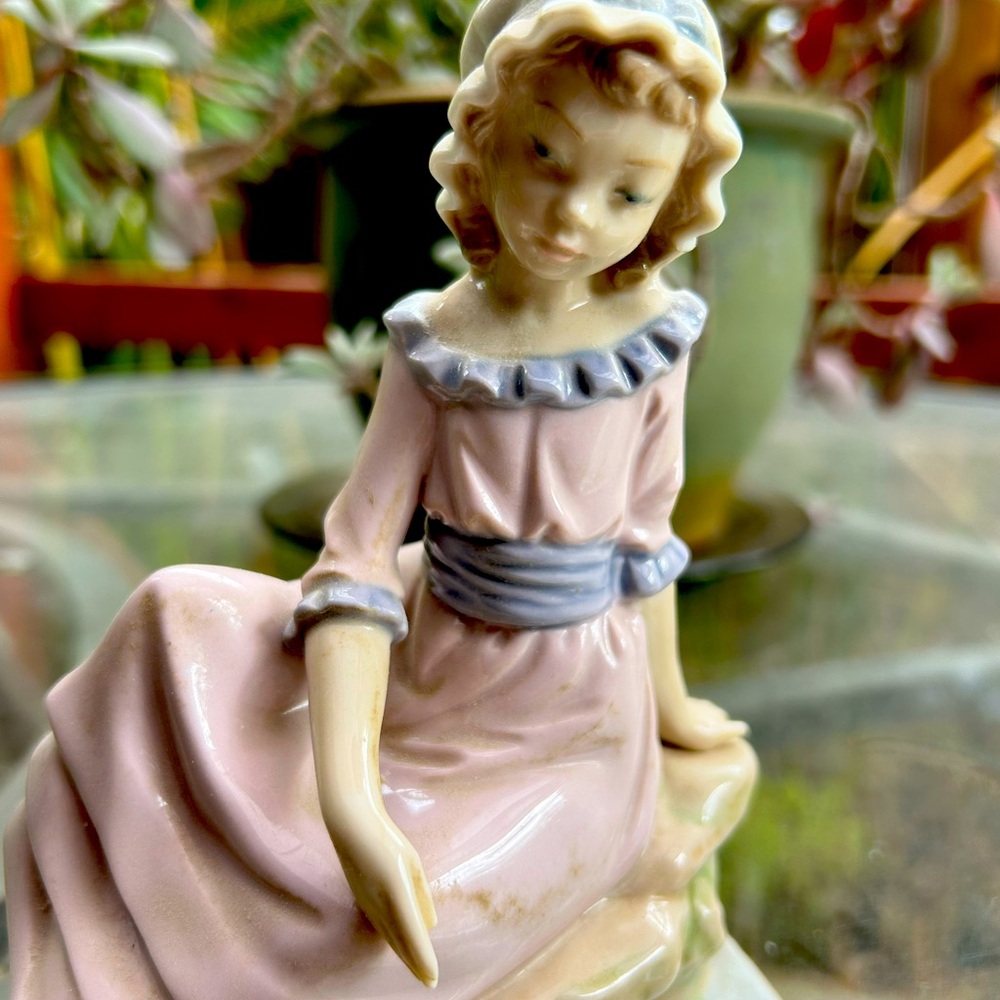 Lladro Spanish porcelain figurine “girl with boat” Perfect condition!